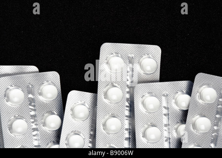 Tabletten auf schwarzen Untergrund