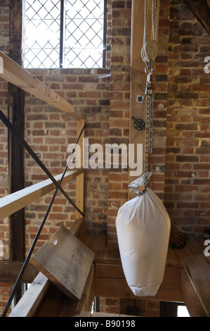 Sacos de harina de ser izada y bajada en la C 18 de trabajo del molino de la ciudad de Winchester Hampshire, donde el maíz es molido en harina Foto de stock