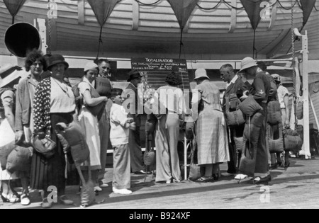 Juego de apuestas a bordo de un barco de pasajeros en el 1930 Foto de stock