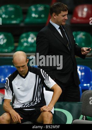 El tenista ruso Nikolay Davydenko el primer plano y el famoso jugador de tenis Yevgeny Kafelnikov en una práctica para la próxima