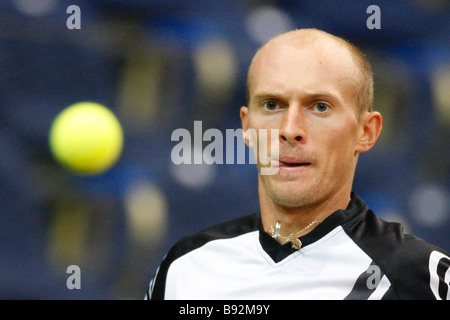El tenista ruso Nikolay Davydenko practicando para la próxima Copa Davis primera ronda match entre Rusia y Serbia