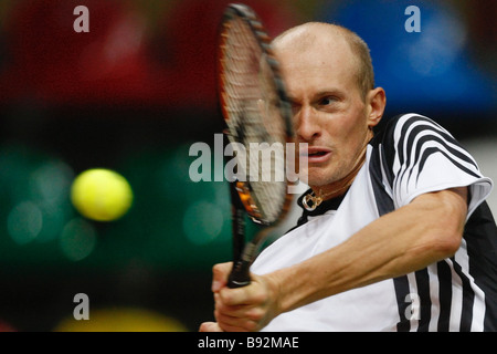 El tenista ruso Nikolay Davydenko practicando para la próxima Copa Davis primera ronda match entre Rusia y Serbia