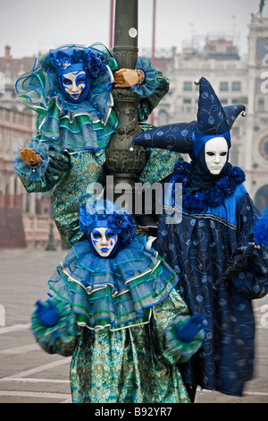 Mujer disfrazada con máscara veneciana,Carnaval en Venecia, Italia  Fotografía de stock - Alamy