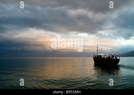 Un barco en la orilla occidental del Mar de Galilea, también de Tiberíades, o lago de Tiberíades, un gran lago de agua dulce en el norte de Israel Foto de stock