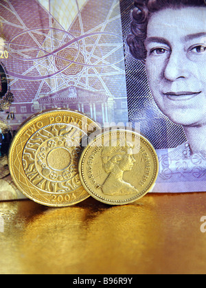 Primer plano de un 20 libras nota y una moneda de 2 y 1 libras. Foto de stock