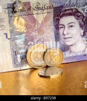 Primer plano de un 20 libras nota con una moneda de 1 y 2 libras y 50 peniques la pieza. Foto de stock