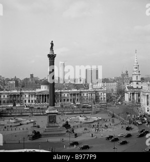 Vista aérea del monumento alto, la columna de Nelson, en Trafalgar Square, Londres en 1950s por J Allan Cash. La Galería Nacional está al fondo.