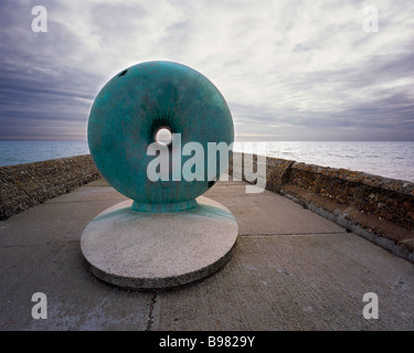 La escultura en forma de donut llamada Afloat Brighton, Sussex, Inglaterra, Reino Unido. Foto de stock