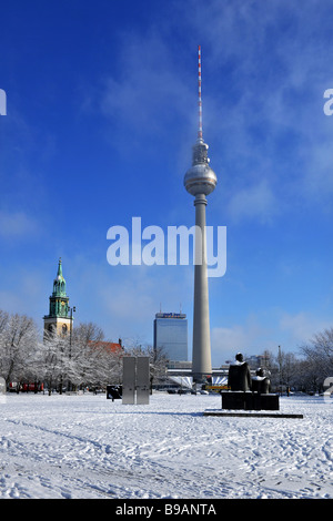 Paisaje de nieve en Marx y Engels escultura Alex antecedentes centro de Berlín 2009 Foto de stock