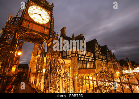 Ciudad de Chester, Inglaterra. Vista del atardecer Eastgate Clock, con las luces de la calle y decoraciones de Navidad. Foto de stock