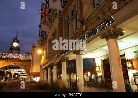 Ciudad de Chester, Inglaterra. Vista de noche del hotel de cinco estrellas Chester Grosvenor and Spa hotel con el Eastgate en el fondo. Foto de stock
