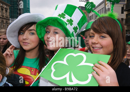 Tres chicas adolescentes durante las celebraciones del Día de San Patricio en Belfast Foto de stock