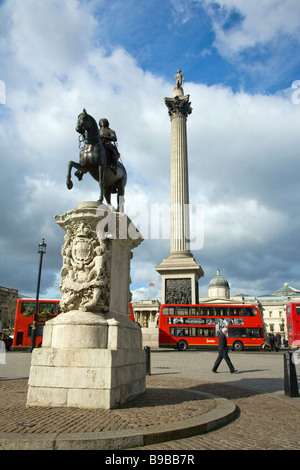 La Columna de Nelson en Trafalgar Square, Monumento del rey Carlos I a caballo, Londres, Inglaterra Gran Bretaña Reino Unido GB