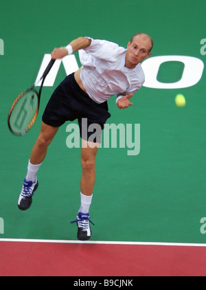 El tenista ruso Nikolay Davydenko tras el partido de la final del 17º torneo internacional de tenis Copa Kremlin Davydenko