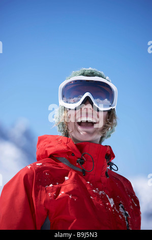 Mujer joven llevaba gafas de esquí