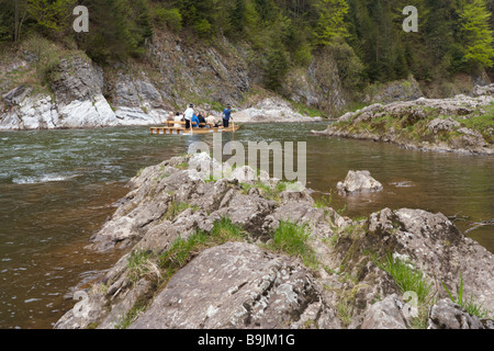 Rafting en el río Dunajec Avance en el Parque Nacional Pieniny en la frontera polaca eslovaca Foto de stock
