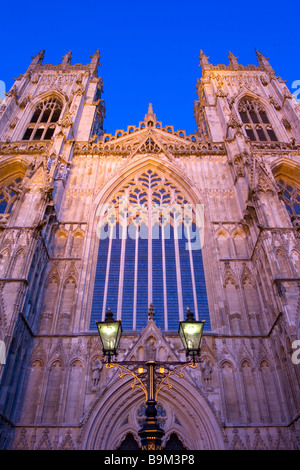 La gran ventana del oeste y el Oeste de dos torres de la Catedral de York catedral gótica en la noche Foto de stock