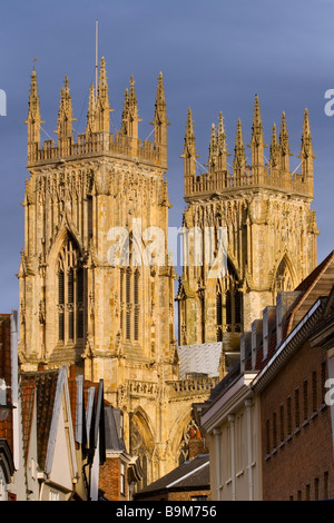 Las dos torres del oeste de York Minster catedral gótica en la ciudad de York, Yorkshire, Inglaterra Foto de stock