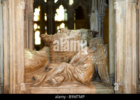 Tumba de Eduardo II en el interior de la catedral de Gloucester, Inglaterra, Reino Unido.