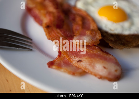 Huevos y bacon en un plato para el desayuno