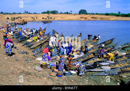 Malí, región de Mopti, Djenne, clasificado como Patrimonio Mundial por la UNESCO, vela en "pinasse" (embarcación tradicional) Foto de stock