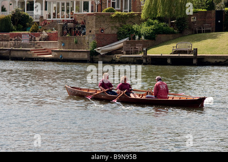 Remo en el río Támesis entre Hampton Court y Richmond Foto de stock