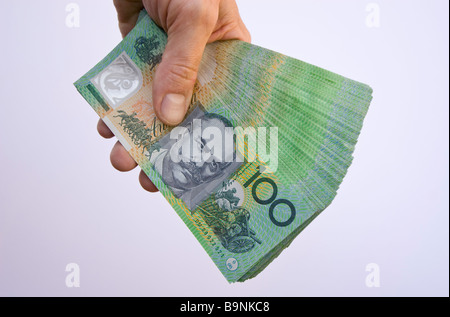 Un ventilador de A$20.000 AUS $20.000 veinte mil dólares australianos en una mano Foto de stock