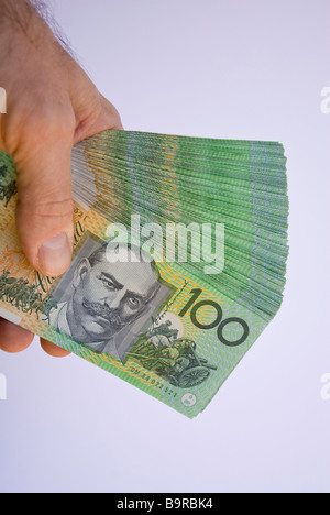 Un ventilador de A$20.000 AUS $20.000 veinte mil dólares australianos en una mano Foto de stock