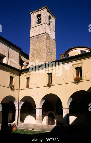 Italia, Abruzzo, Tagliacozzo, iglesia de San Francesco, claustro Foto de stock