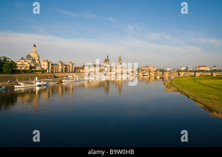 Blick über die Elbe auf barocke historische Altstadt Kulisse Brühlsche Terrasse Schaufelraddampfer Dresden Sachsen Deutschland