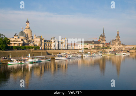 Blick über die Elbe auf barocke historische Altstadt Kulisse Brühlsche Terrasse Schaufelraddampfer Dresden Sachsen Deutschland
