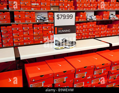 Zapatillas Nike outlet Fotografía stock Alamy