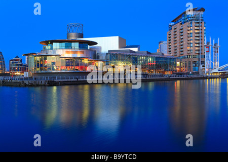 El Lowry Centre en la noche, Salford, Manchester, Lancashire, Inglaterra, Reino Unido. Foto de stock