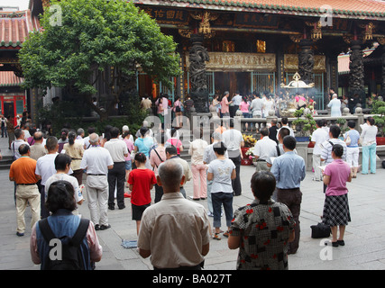 Las personas orando en el Templo Longshan, Taipei, Taiwán. Foto de stock