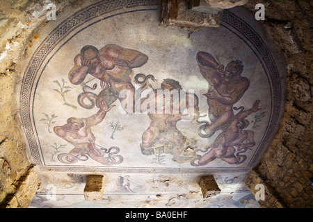 Ábside Central batalla de gigantes golpeadas por Heracles flechas envenenadas mosaico Villa Romana del Casale cerca de Piazza Armerina Sicilia Ital