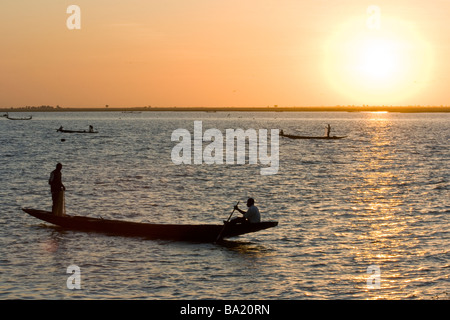 Pesca en el río Bani en Mopti Mali Foto de stock