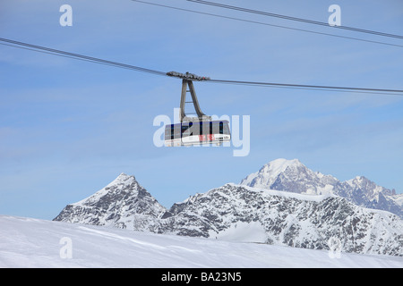 Grande-Motte teleférico, con el Mont Blanc, la montaña más alta de los Alpes visibles en el horizonte, Tignes, Espace Killy, Francia Foto de stock
