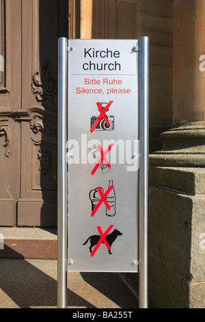 Prohibido firmar enfrente de una iglesia Foto de stock