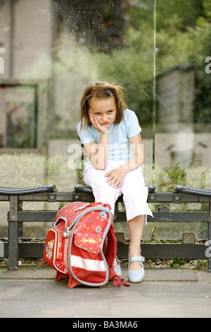 Niña de 6 años en la escuela Fotografía de stock - Alamy