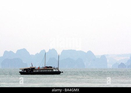 Misty mañana vistas de la bahía de Ha Long, Vietnam Foto de stock