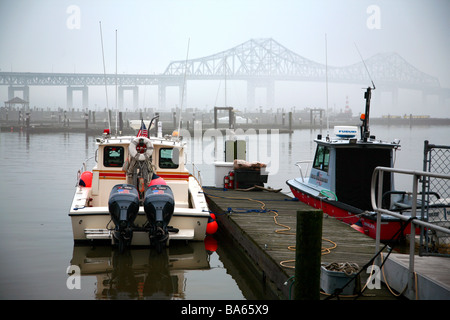 Barco atracó en el puerto deportivo en el río Hudson, foggy Tappan Zee Bridge en el fondo, Tarrytown, NY, EE.UU. Foto de stock