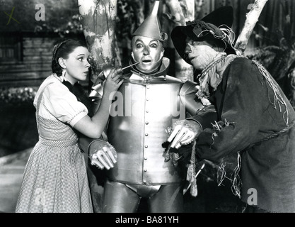 El MAGO DE OZ de 1939 películas de MGM de izquierda con Judy Garland, Oliver Hardy N como el Hombre de hojalata y Larry Semon como el espantapájaros Foto de stock