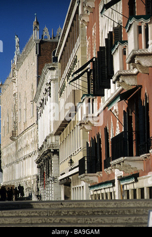 Venecia, Vista oblicua de la fachada sur del Palacio de Doges e intervenir edificios desde el oriente. Foto de stock