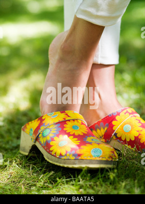 Mujer vistiendo zuecos floreados, Estocolmo, Suecia Fotografía de stock -  Alamy