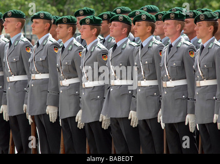 Guardia de honor de las Fuerzas Armadas de Alemania durante la visita del primer ministro francés, Francois Fillon, Berlín, Alemania Foto de stock