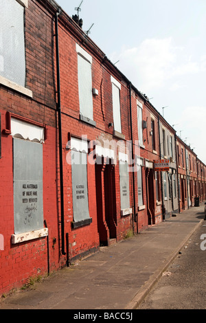 Reino Unido Inglaterra Salford Langworthy Mansen Calle terraza del clausurado casas espera remodelación o demolición Foto de stock