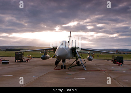 Primeras luces rompe sobre la base aérea de la RAF Kinloss Moray Escocia Foto de stock