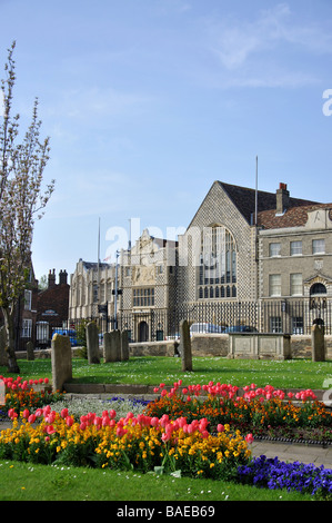 El Ayuntamiento y el Trinity Guildhall, Saturday Market Place, en King's Lynn, Norfolk, Inglaterra, Reino Unido Foto de stock