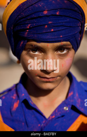 Retrato de un joven Nihang/Akali en el festival de Holla Mohalla en Anandpur Saheb en el estado indio de Punjab. La India. Asia Foto de stock