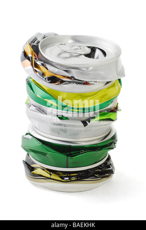 Pila de latas de aluminio aplastado sobre fondo blanco. Foto de stock